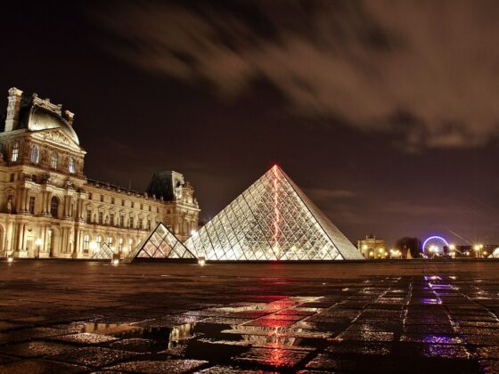 Pyramide du Louvre de nuit.